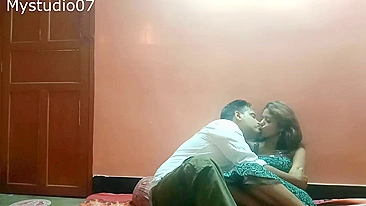 Bhabhi mostra tetas e convidado indiano fode a milf em porno hindi