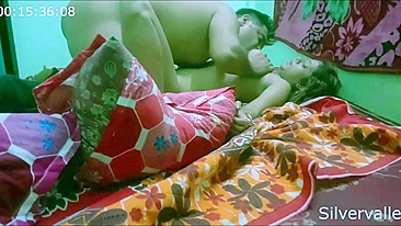 Garoto indiano excitado brinca com bhabhi desi em missionário na câmera