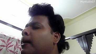 Bhabhi gordinha de roupa sexy é comida por indiano no quarto dela