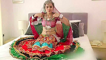 Gata indiana natural usa o corpão quente e charme sensual