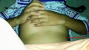 Buceta peluda da tia em perigo quando amante de Bhabhi filma porno indiano