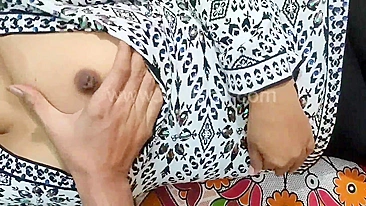 Cara sortudo explora cada cantinho da Bhabhi em porno caseiro indiano