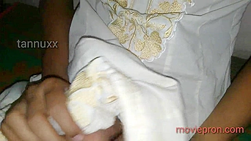 Adolescente indiana dá buceta pro padrasto desi pra virar Bhabhi dele