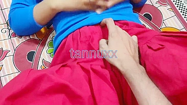 Cara fura Bhabhi indefesa de rosto coberto mas buceta aberta no pornô