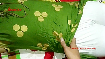 Jovem indiano estimula clitóris da bhabhi pra meter nela depois