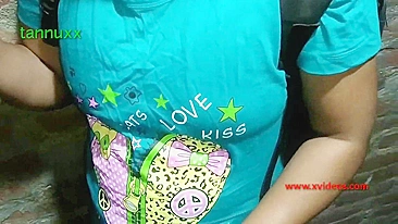 Cara desi tira roupa da Bhabhi e fode a MILF indiana de pertinho