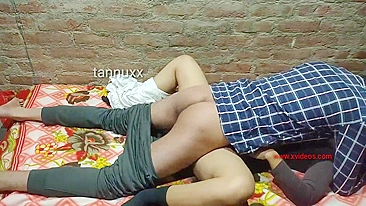 Bhabhi fica perdida com indiano quando ele faz pornô desi