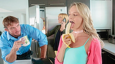 Filha linda Emma Hix satisfazendo o pai tarado no sofá de couro