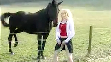 Amadora real curte pau de cavalo e mijar em público