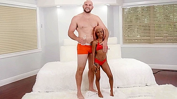 Putinha filha enche boca com pau do pai debaixo do nariz da mãe