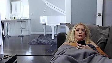 Meia-Irmã Anastasia Knight Flagrada se Masturbando