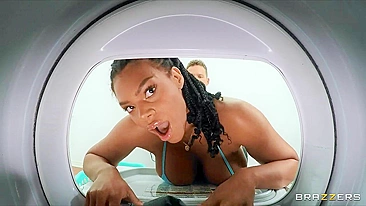 Colegas de quarto com benefícios de foda XXX estrelando Halle Hayes