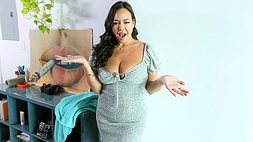 Jovem tira nudes da madrasta e fode ela no sofá