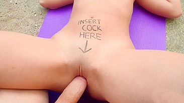 Pau XXX deixa a xota da espanhola feliz no chão frio