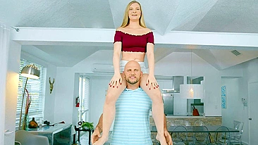 Gata exibe curvas safadas brincando com careca fortão