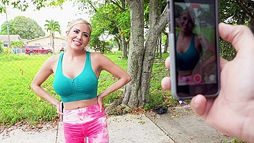 Vadia gostosa pula no van e abre a blusa pra câmera