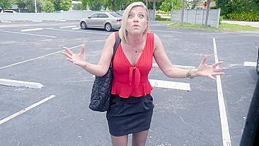 Caras pegam MILF loira que queria entrar na indústria pornô