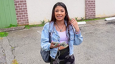 Diretor pornô salva gata da chuva com grana e carona safada