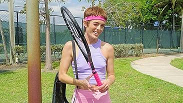 Jovem tenista fica tímida com convite do cara pro busão XXX dele