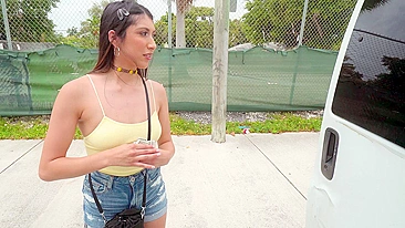 Adolescente de olhos safados não esperava convite pro carro pra foder