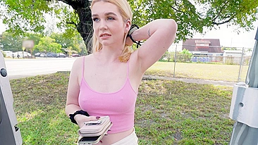 Loirinha vê olhar safado do cara e pula na van pornô