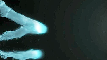 Motoqueiro ganha punheta ao ar livre da namorada gata