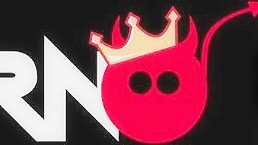 MILF tatuada e loirinha magra dividem rola em ménage