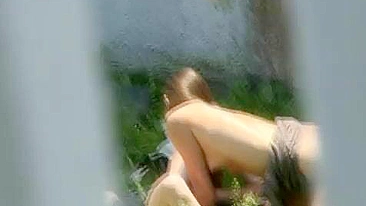 Gatinha tcheca curte lésbica com desconhecida em cantinho isolado