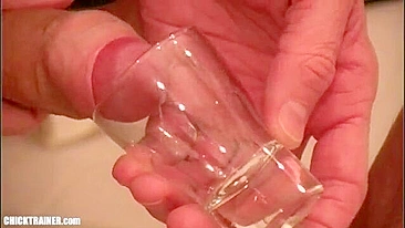 Barwoman chupa pau e bebe porra em vídeo gokkun