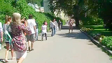 Ruiva e morena andam peladas pela cidade