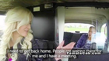 Taxista tatuada cavalga e mama pau do cliente como puta