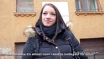 Gata pegada na rua ganha grana e fode com estranho no almoço