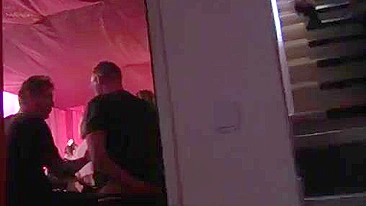 Colunista dá sorte e cai no meio de festa de swingers real