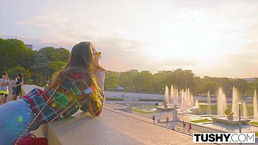 Esposa infiel Tori Black de lingerie seduz motorista Nacho Vidal e o cara fode seu cuzinho gostoso