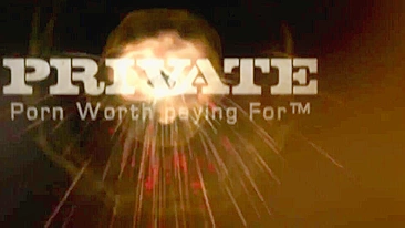 Festa na piscina vira orgia com dupla penetração