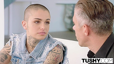 Acordo anal da tatuada com mamilos furados e cara