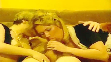 Bigodudo e duas gatas em clipe vintage de anal