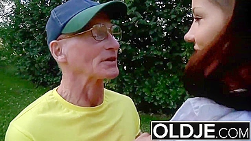 Anal ao ar livre da gata linda com velhinho