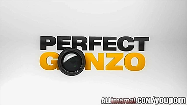 Putinha de meia rosa leva no cu e ganha porra dentro