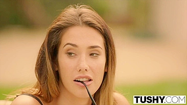 Eva Lovia duplamente fodida pelo editor e amigo careca