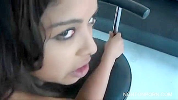 Indiana de salto alto leva surra de pica e gozada na cara em POV