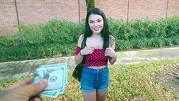 Gata levanta blusa pra mostrar peitos pro cinegrafista pauzudo do nada