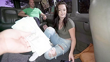 Dinheiro faz a fofa mostrar as tetas no furgão safado