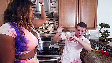 Negona gostosa pune enteado preguiçoso com safadeza