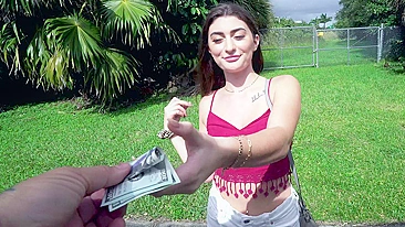 Garota estranha é linda e artista pornô quer meter a rola nela