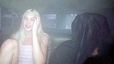 Bri Klein de cabelo branco surpreende cara com boquete safado na van