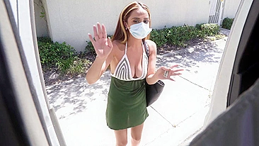 Por grana, latina ingênua entra no furgão safado com estranhos