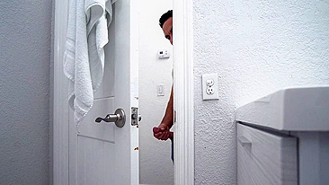 Macho se masturba espiando a meia-irmã esfregando a buceta XXX