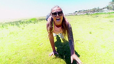 Safada tatuada mostra as curvas safadas brincando em público