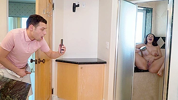 Garoto espia stepsister curvilínea lavando as tetas no chuveiro